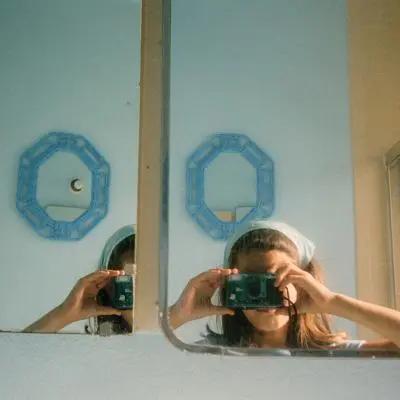 Anne Collier: Femei cu aparate de fotografiat (Autoportret) - Anne Collier: Women with Cameras (Self Portrait)