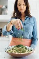 Mișcă, antrenează-te, hrănește-te: Calea durabilă către o viață mai sănătoasă - Move, Train, Nourish: The Sustainable Way to a Healthier You