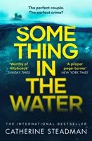 Something in the Water - Alegerea captivantă a clubului de lectură al lui Reese Witherspoon! - Something in the Water - The Gripping Reese Witherspoon Book Club Pick!