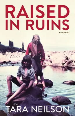 Ridicat în ruine: A Memoir - Raised in Ruins: A Memoir