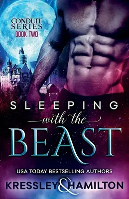 Sleeping with the Beast: Un roman paranormal plin de aburi întors pe Frumoasa și Bestia - Sleeping with the Beast: A Steamy Paranormal Romance Spin on Beauty and the Beast