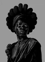 Zanele Muholi: Somnyama Ngonyama, Trăiască leoaica întunecată - Zanele Muholi: Somnyama Ngonyama, Hail the Dark Lioness