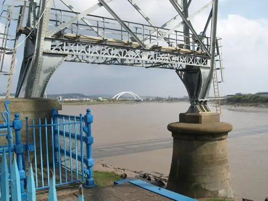 Podul Newport Transporter și industria de-a lungul râului - Newport Transporter Bridge and Industry Along the River