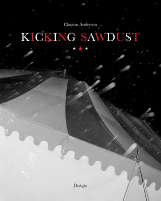 Kicking Sawdust: Fugind cu circul și carnavalul - Kicking Sawdust: Running Away with the Circus and Carnival