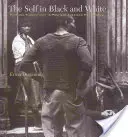 Sinele în alb și negru: Race and Subjectivity in Postwar American Photography (Rasă și subiectivitate în fotografia americană postbelică) - The Self in Black and White: Race and Subjectivity in Postwar American Photography