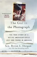 The Girl in the Photograph: Povestea adevărată a unui copil nativ american, pierdut și găsit în America - The Girl in the Photograph: The True Story of a Native American Child, Lost and Found in America