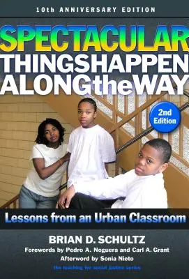 Lucruri spectaculoase se întâmplă de-a lungul drumului: Lessons from an Urban Classroom--10th Anniversary Edition - Spectacular Things Happen Along the Way: Lessons from an Urban Classroom--10th Anniversary Edition