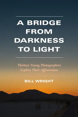 O punte de la întuneric la lumină: Treisprezece tineri fotografi își explorează Afganistanul - A Bridge from Darkness to Light: Thirteen Young Photographers Explore Their Afghanistan