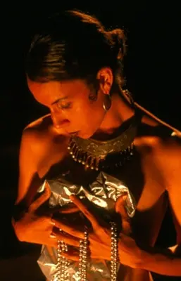 Dragostea ca lumina: Piese de teatru și texte de performanță - Love Like Light: Plays and Performance Texts