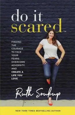 Fă-o cu frică: Finding the Courage to Face Your Fears, Overcome Adversity, and Create a Life You Love - Do It Scared: Finding the Courage to Face Your Fears, Overcome Adversity, and Create a Life You Love