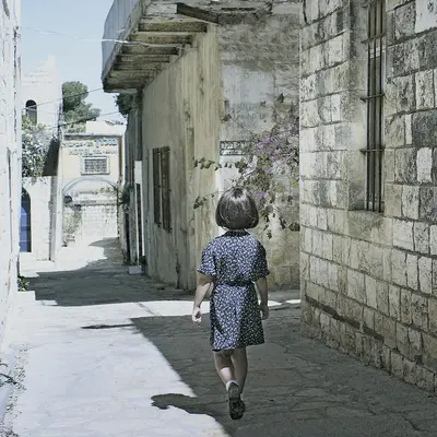 And the Alley She Whitewashed in Light Blue: Secretul tuturor acelor locuri atemporale în care cineva se simte ca acasă - And the Alley She Whitewashed in Light Blue: The Secret of All Those Timeless Places Where One Feels at Home