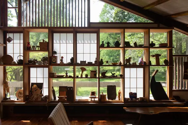Uncrating the Japanese House (Descătușarea casei japoneze): Junzo Yoshimura, Antonin și Nomi Raymond, și George Nakashima - Uncrating the Japanese House: Junzo Yoshimura, Antonin and Nomi Raymond, and George Nakashima