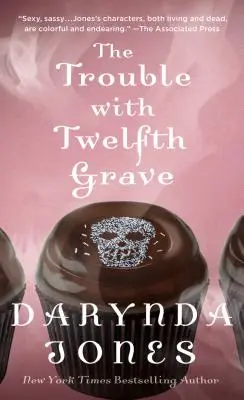 Probleme cu Twelfth Grave - Un roman Charley Davidson - Trouble with Twelfth Grave - A Charley Davidson Novel