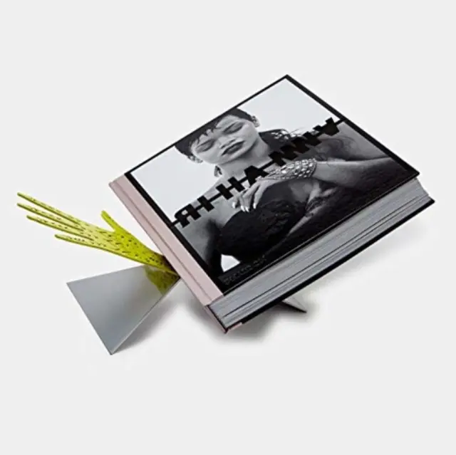 The Rihanna Book: Ediție limitată (Fenty X Phaidon) cu un suport de mână tatuat - The Rihanna Book: Limited Edition (Fenty X Phaidon) Featuring a Tattooed Hand Stand