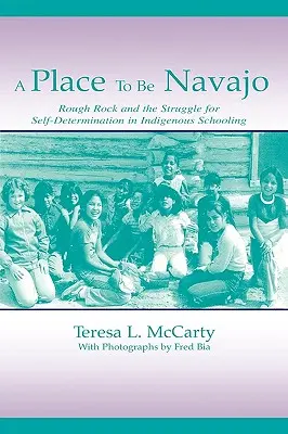 Un loc pentru a fi Navajo: Rough Rock și lupta pentru autodeterminare în școala indigenă - A Place to Be Navajo: Rough Rock and the Struggle for Self-Determination in Indigenous Schooling