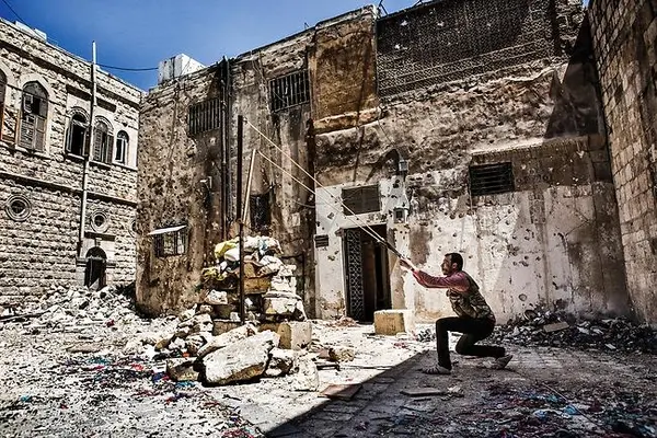 O lume întreagă oarbă: Război și viață în nordul Siriei - A Whole World Blind: War and Life in Northern Syria