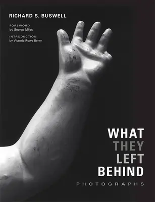 Ce au lăsat în urmă: Fotografii - What They Left Behind: Photographs