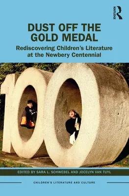 Ștergeți praful de pe medalia de aur: Redescoperirea literaturii pentru copii la Centenarul Newbery - Dust Off the Gold Medal: Rediscovering Children's Literature at the Newbery Centennial